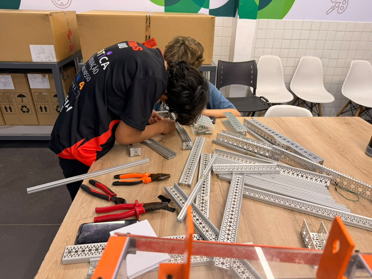 Perfis de alumínio sobre a mesa durante a montagem