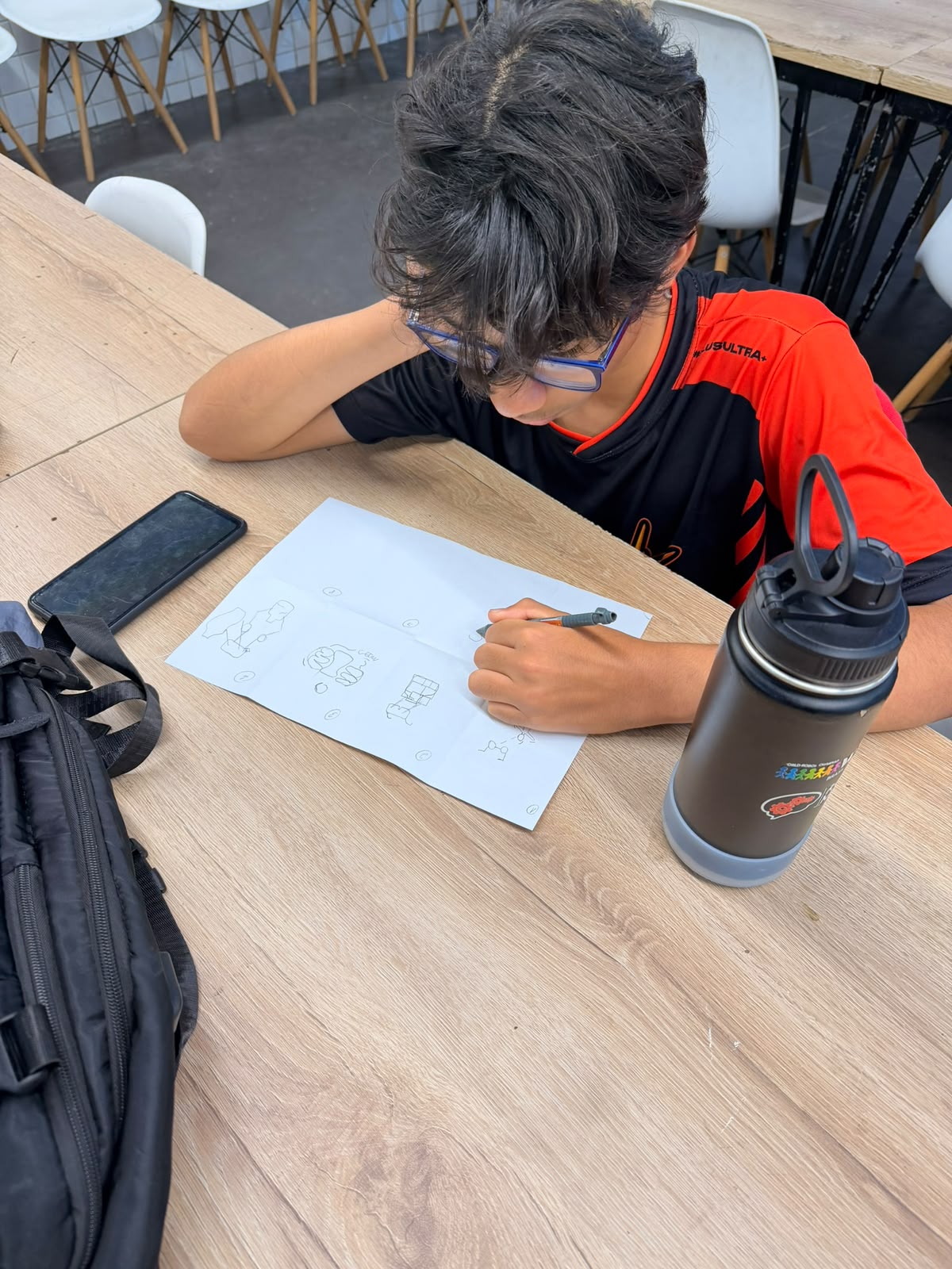 Thalles desenhando o storyboard da experiência do usuário