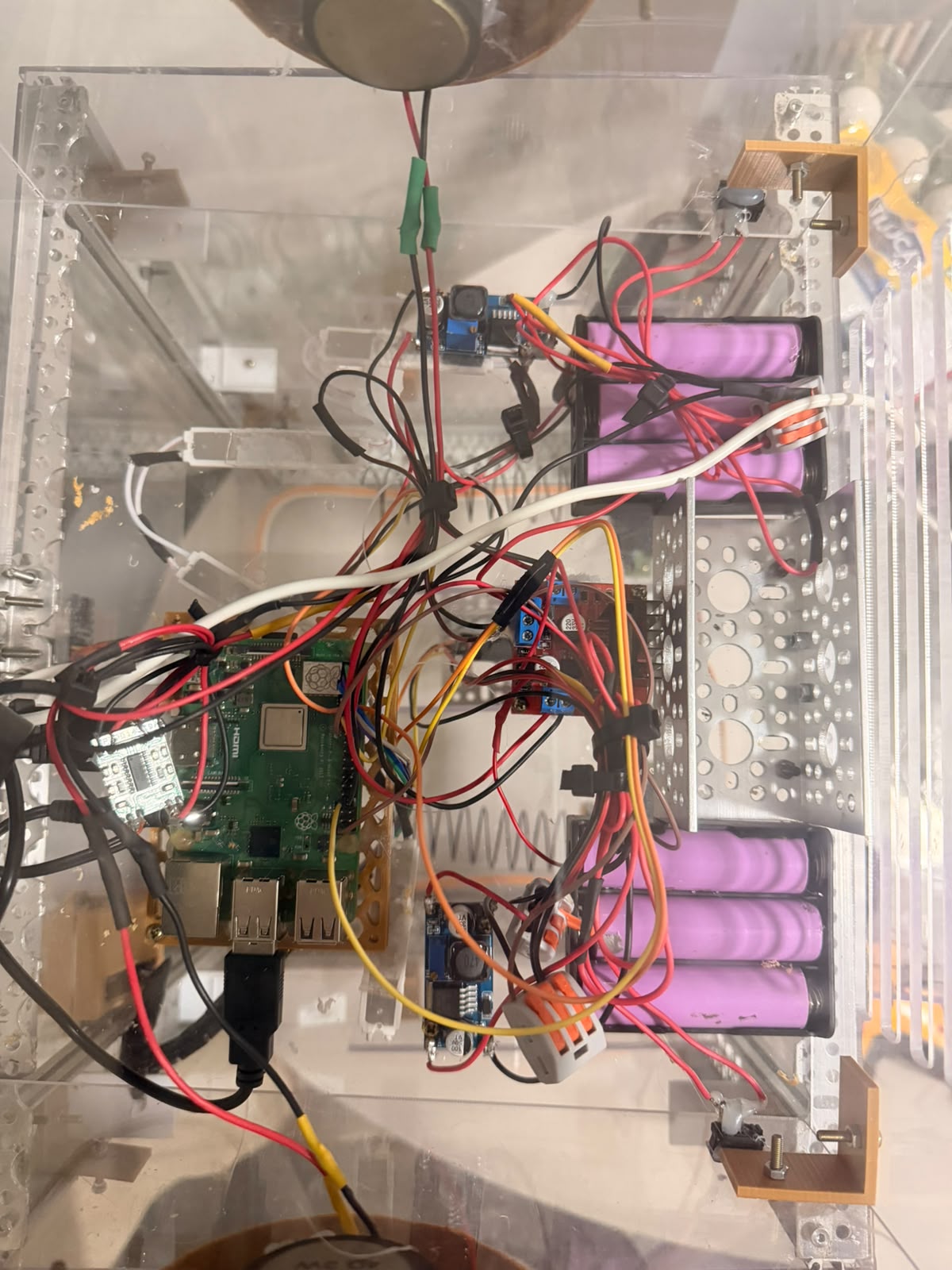 Interior do RITMO 2.0 — Raspberry Pi, módulo de baterias e cabeamento