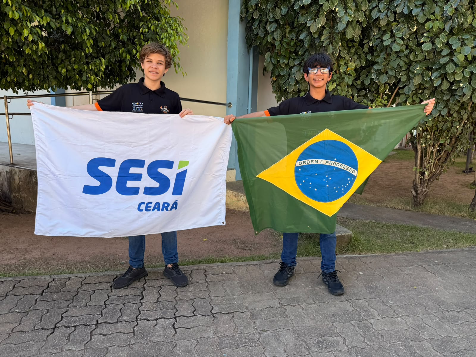 Miguel e Thales com a bandeira do SESI Ceará e do Brasil