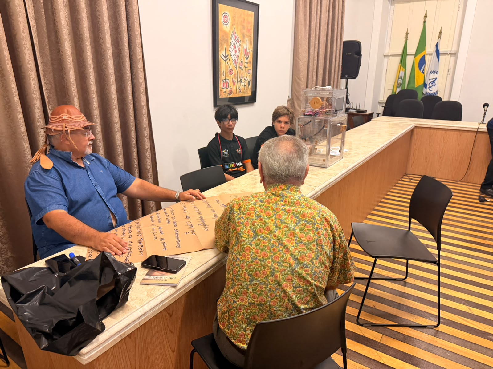 Cordelistas discutindo a seleção de cordéis com a equipe