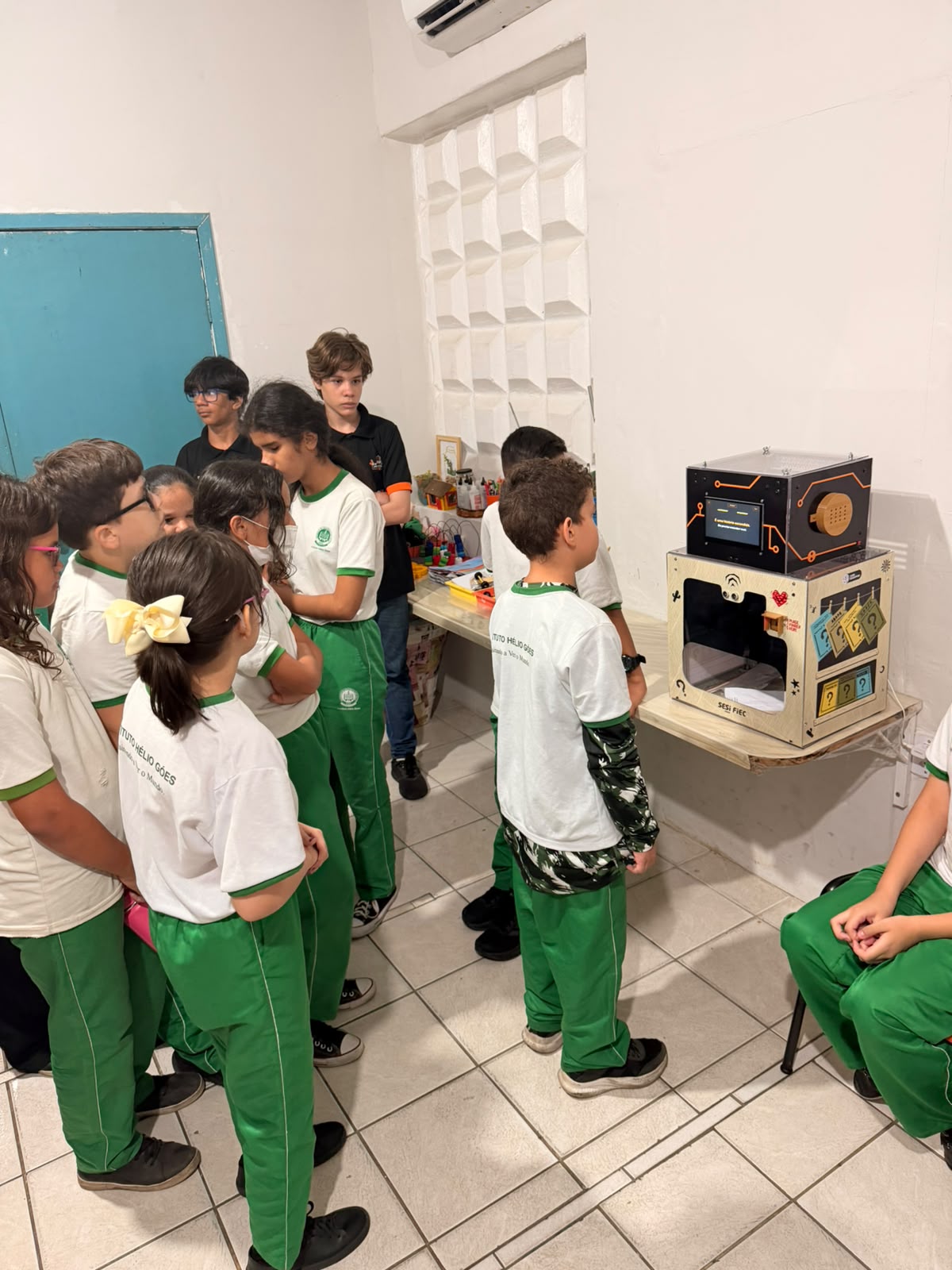 Visita ao Instituto dos Cegos do Ceará — crianças observando o RITMO em funcionamento