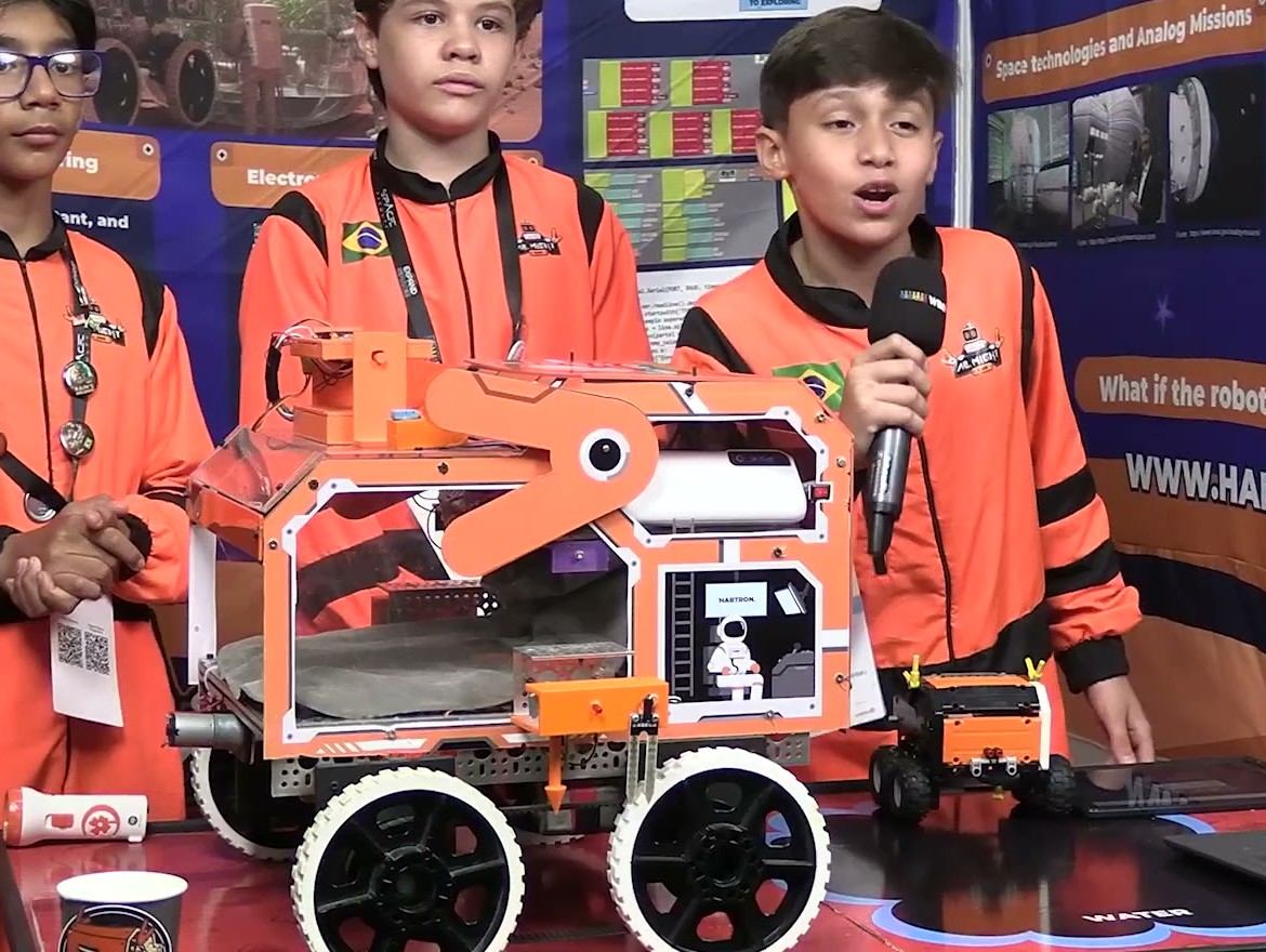 Robô HABTRON apresentado pela equipe na final internacional da WRO